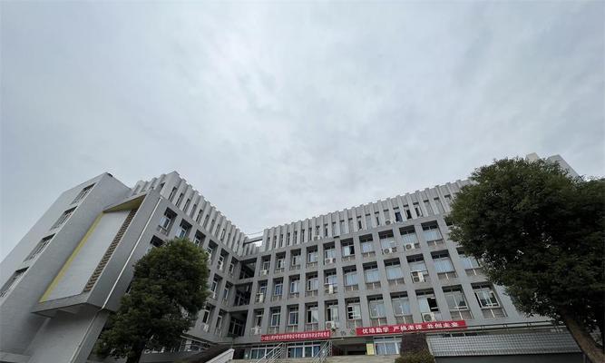 重庆中专职业学校排名揭秘（了解重庆中专职业学校的综合实力和优势）  第2张